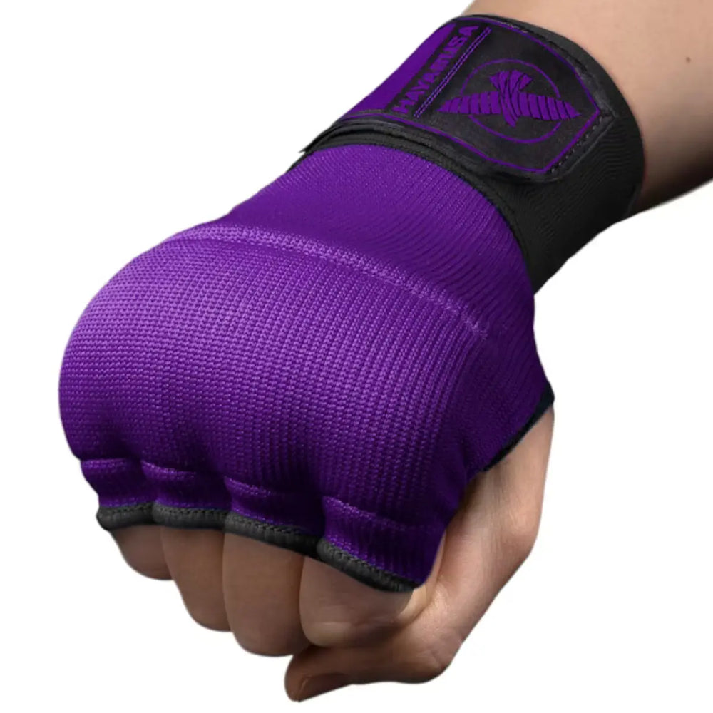 Close-up van een gebalde vuist met de paarse, vingerloze Hayabusa binnenhandschoen, vastgezet met de zwarte polsband en het paarse logo.
