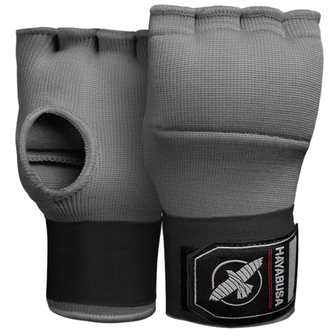 Een paar grijze Hayabusa binnenhandschoenen (quick wraps) met zwarte afwerking en zwarte polsbanden met het Hayabusa logo, getoond op een witte achtergrond