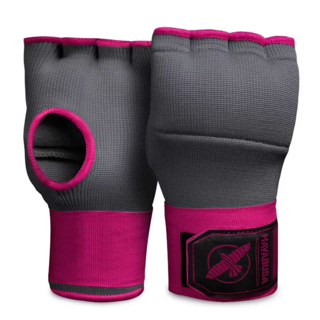 Een paar grijze en felroze Hayabusa binnenhandschoenen (quick wraps) op een witte achtergrond, waarbij de palm van één handschoen en het logo op de polsband van de andere duidelijk zichtbaar zijn.
