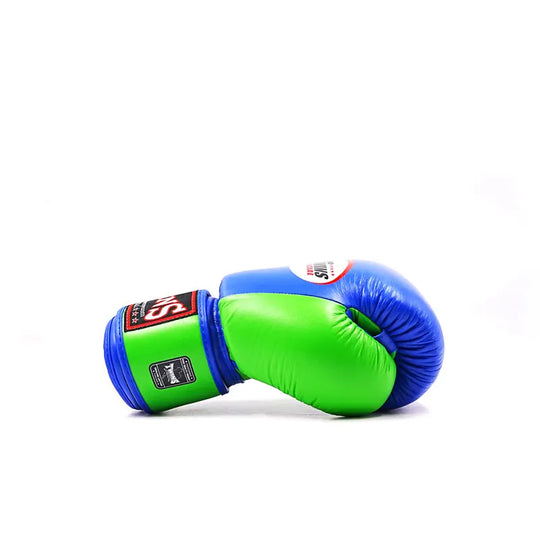 Detail van Twins bokshandschoen blauw groen met dikke padding voor schokabsorptie