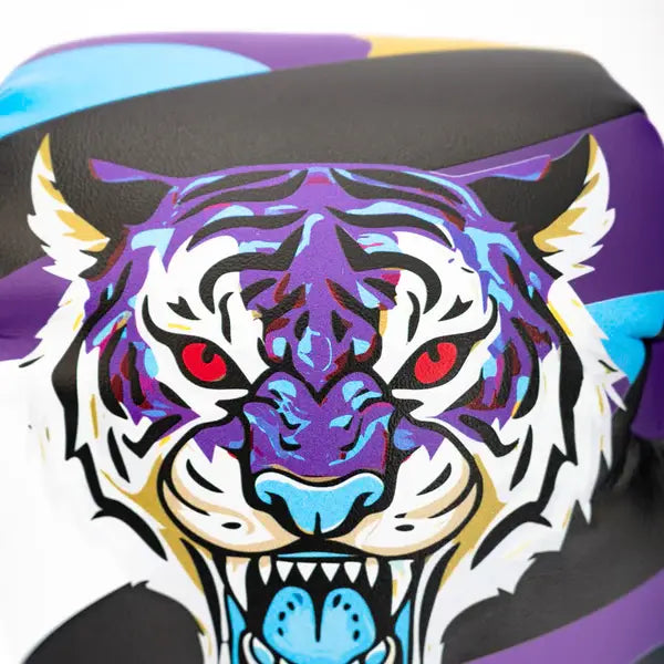 Close-up van de Yokkao Angry Tiger bokshandschoen met gedetailleerde tijgerillustratie. De paarse en blauwe tinten worden gecombineerd met rode ogen en witte accenten voor een krachtige uitstraling. De print is scherp zichtbaar tegen de zwarte en paarse achtergrond van de handschoen.