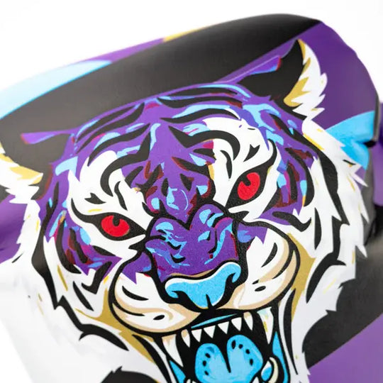 Close-up van de Yokkao Angry Tiger bokshandschoen met centrale tijgerillustratie. De print toont paarse en blauwe tinten met felrode ogen en scherpe witte tanden. Het ontwerp contrasteert sterk met de zwarte en paarse achtergrond van de handschoen.