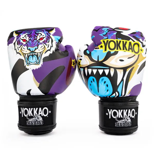 Twee Yokkao Angry Tiger bokshandschoenen rechtop tegen een witte achtergrond met duidelijk zicht op de voorzijde. De paarse handschoenen tonen een gedetailleerde tijgerillustratie met rode ogen en blauwe accenten, samen met het gele YOKKAO-logo. De zwarte klittenbandsluitingen dragen het Yokkao-logo en het 10 oz label.
