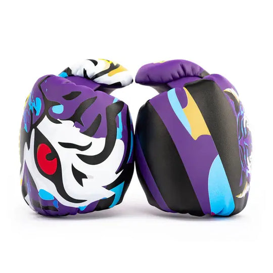 Twee paarse Yokkao Angry Tiger bokshandschoenen naast elkaar gefotografeerd tegen een witte achtergrond. De handschoenen tonen een grote tijgerillustratie met rode ogen en grafische paarse, blauwe en gele accenten. Het ontwerp combineert zwarte panelen met opvallende kleurdetails voor een krachtige uitstraling.