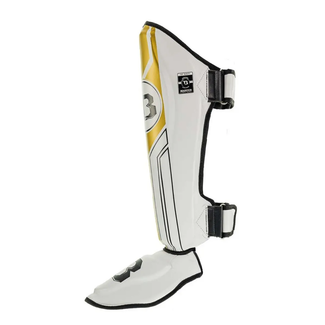 Een productfoto van een paar witte Booster BSG V9 scheenbeschermers. De beschermers hebben goudkleurige details en zijn voorzien van het Booster logo op de scheen en twee stevige klittenbandsluitingen aan de achterzijde voor een veilige pasvorm
