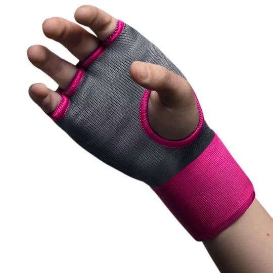 Close-up van de grijze, vingerloze binnenhandschoen (quick wrap) met felroze afwerking, gedragen om een hand, op een witte achtergrond.
