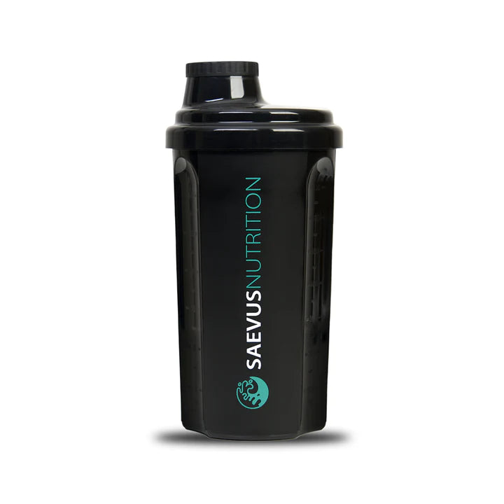 Een geïsoleerde afbeelding van een zwarte Saevis Nutrition shakebeker met een duidelijk zichtbaar merklogo.