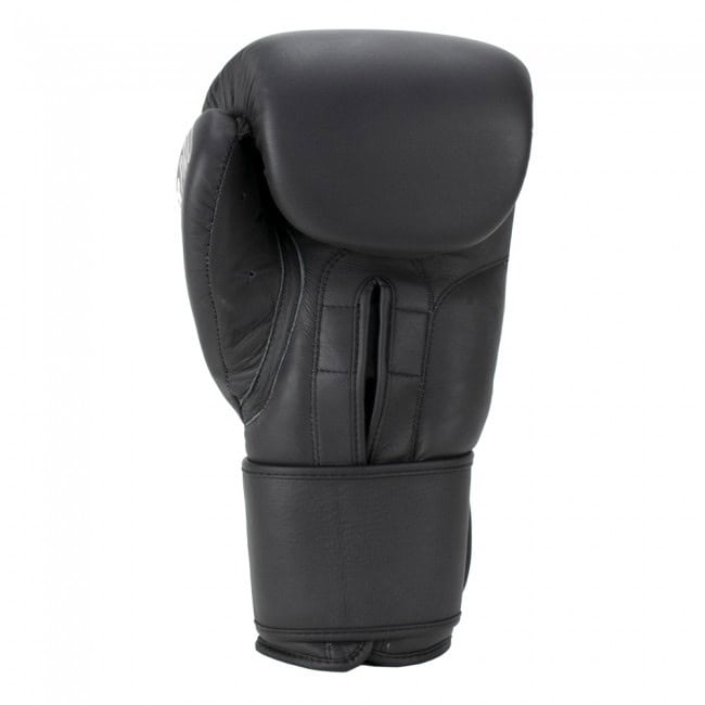 Grijze Super Pro Legend bokshandschoen met zwarte details en stevige polsband voor optimale ondersteuning tijdens training.