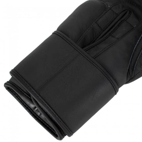 Close-up van de polsband met versteviging van de Super Pro Legend bokshandschoen voor extra ondersteuning en comfort tijdens trainingen.
