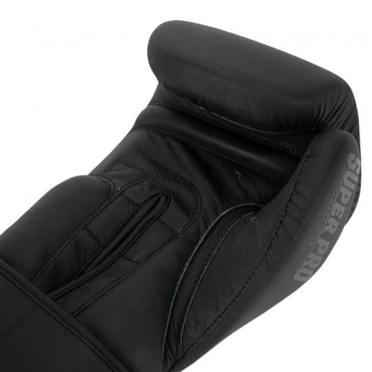 Close-up van de binnenkant en duim van de Super Pro Legend bokshandschoen in grijs zwart, met focus op stiksels en vulling voor comfort.