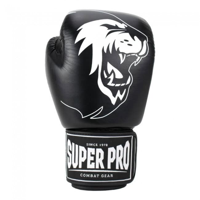 Voorkant van een Super Pro Warrior bokshandschoen met wit leeuwenlogo en Super Pro op de pols.