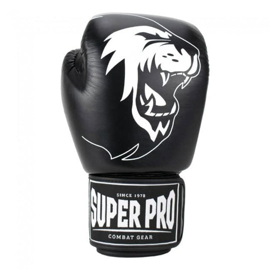 Voorkant van een Super Pro Warrior bokshandschoen met wit leeuwenlogo en Super Pro op de pols.
