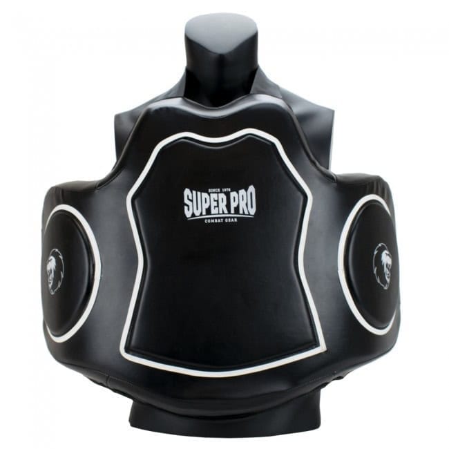 Vooraanzicht van de zwarte Super Pro body protector met witte accenten en logo op borst en zijkanten.
