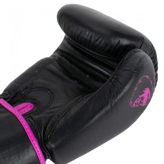 Binnenzijde van de zwarte Super Pro bokshandschoen met roze accenten, inclusief gripbar en ventilatiegaatjes voor comfort tijdens het trainen.