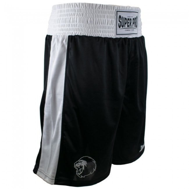 Zwarte boksshort met brede elastische witte tailleband en witte zijstrepen. Lichtgewicht, ademend materiaal voor comfort en bewegingsvrijheid tijdens het boksen. Voorzien van het Super Pro logo en een leeuw-design op het been.









