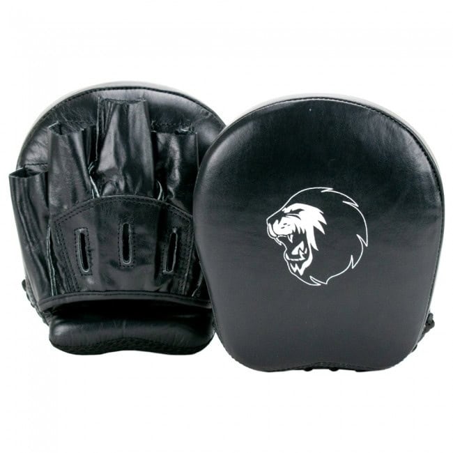 Zwarte focus mitts van Super Pro, vervaardigd uit duurzaam leer met open vingergedeelte en stevige padding voor optimale controle en bescherming tijdens bokstrainingen.








