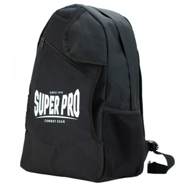 Schuine voor- en zijaanzicht van Super Pro rugtas, met mesh zijvak en brede ritssluiting.