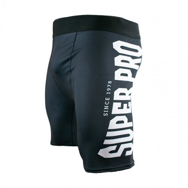 Schuin vooraanzicht van de Super Pro Compression Short zwart met verticale SUPER PRO-opdruk