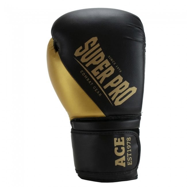 De Super Pro Kickbokshandschoen Ace Goud in zwart-goud design, met duidelijk zichtbaar Super Pro-logo op de bovenkant en polsband met ACE EST1978-opdruk, ideaal voor intensieve kickbokstraining.