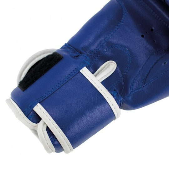 Detailfoto van de klittenbandsluiting en het stiksel van de blauwe Super Pro Kinder Kickbokshandschoenen Talent.
