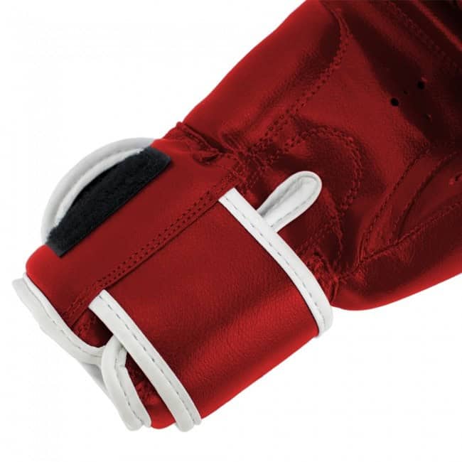 Blauwe kinder kickbokshandschoen met witte bies en klittenbandsluiting, binnenzijde zichtbaar.