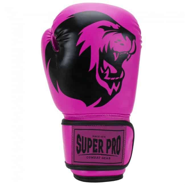 Roze Super Pro kinderbokshandschoen Talent met zwart leeuwendesign en klittenbandsluiting met Super Pro-logo.