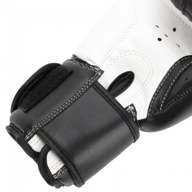 Detailfoto van de klittenbandsluiting van de zwarte Super Pro Kinder Kickbokshandschoenen Talent, gemaakt van hoogwaardig materiaal voor optimale pasvorm en ondersteuning tijdens het trainen.