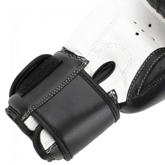 Detailfoto van de klittenbandsluiting van de zwarte Super Pro Kinder Kickbokshandschoenen Talent, gemaakt van hoogwaardig materiaal voor optimale pasvorm en ondersteuning tijdens het trainen.