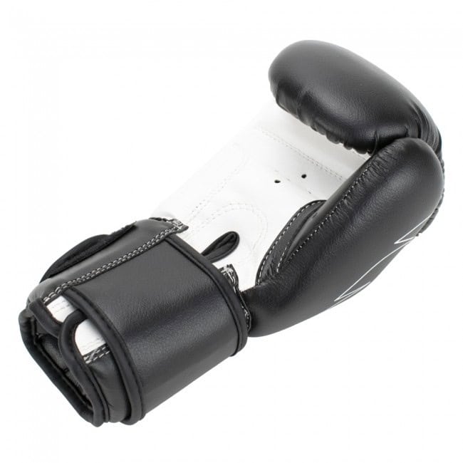 Zijaanzicht van de zwarte Super Pro Kinder Kickbokshandschoenen Talent met stevige klittenbandsluiting en beschermende padding, speciaal ontworpen voor jonge vechters.