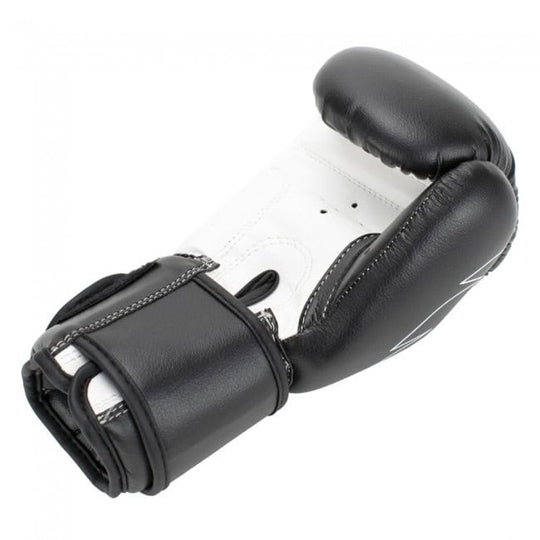 Zijaanzicht van de zwarte Super Pro Kinder Kickbokshandschoenen Talent met stevige klittenbandsluiting en beschermende padding, speciaal ontworpen voor jonge vechters.