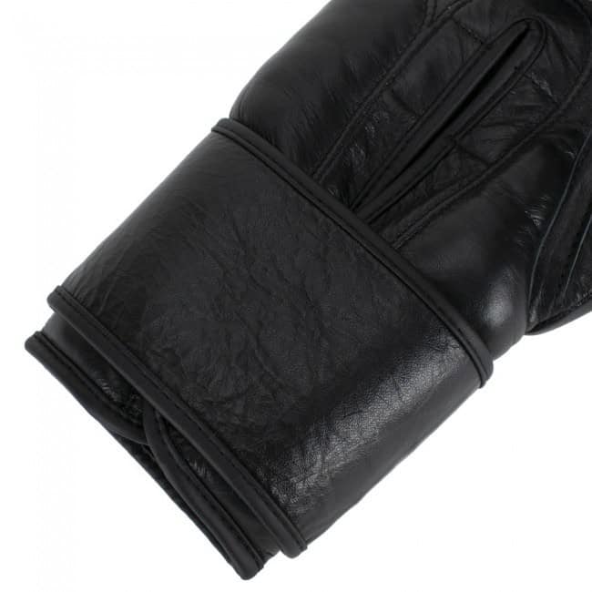 Close-up van de zwarte polsband en hoogwaardige leren afwerking van de Super Pro Legend bokshandschoen voor extra ondersteuning en duurzaamheid.








