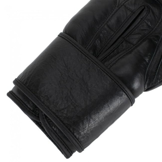 Close-up van de zwarte polsband en hoogwaardige leren afwerking van de Super Pro Legend bokshandschoen voor extra ondersteuning en duurzaamheid.








