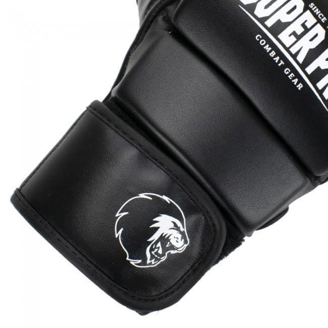 Close-up van het klittenband van de zwarte Super Pro MMA handschoenen Brawler. Het klittenband is breed en stevig, met het Super Pro logo en het leeuwenlogo, wat zorgt voor extra polsondersteuning en een veilige pasvorm. Deze handschoenen zijn ontworpen voor MMA-vechters die op zoek zijn naar optimale bescherming en comfort tijdens trainingen en sparsessies. Het kunstleer materiaal garandeert duurzaamheid en langdurig gebruik.