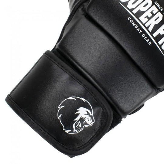 Close-up van het klittenband van de zwarte Super Pro MMA handschoenen Brawler. Het klittenband is breed en stevig, met het Super Pro logo en het leeuwenlogo, wat zorgt voor extra polsondersteuning en een veilige pasvorm. Deze handschoenen zijn ontworpen voor MMA-vechters die op zoek zijn naar optimale bescherming en comfort tijdens trainingen en sparsessies. Het kunstleer materiaal garandeert duurzaamheid en langdurig gebruik.