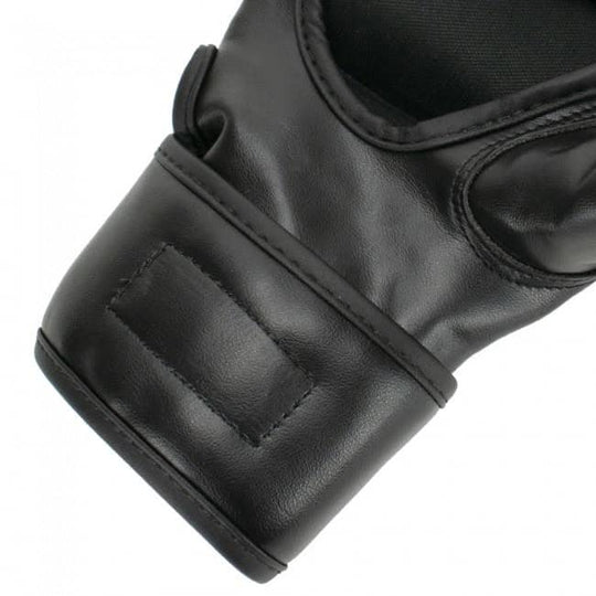 Close-up van de polsband van de zwarte Super Pro MMA handschoenen Brawler. De polsband is gemaakt van duurzaam kunstleer en heeft een stevige sluiting met klittenband voor optimale ondersteuning en een veilige pasvorm. De handschoenen zijn ontworpen om de pols te stabiliseren tijdens trainingen en wedstrijden, waardoor het risico op blessures wordt verminderd. Het soepele en stevige materiaal biedt comfort en duurzaamheid voor intensief gebruik.
