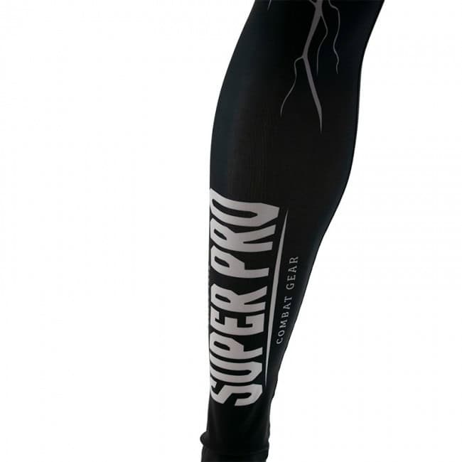 Close-up onderbeen Super Pro Thunder legging met verticale SUPER PRO-opdruk en bliksemprint