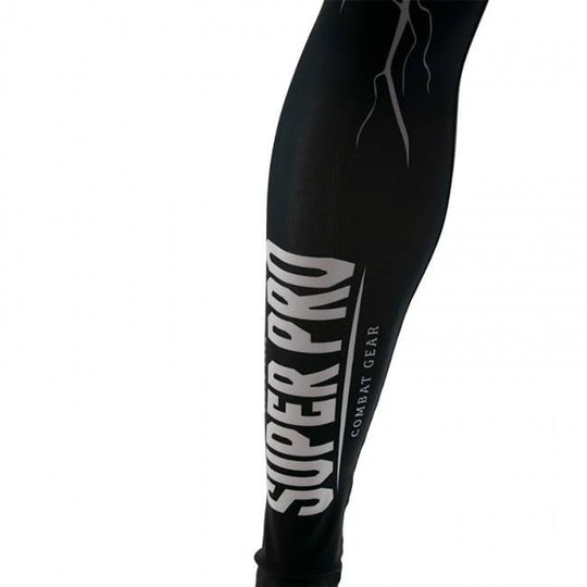 Close-up onderbeen Super Pro Thunder legging met verticale SUPER PRO-opdruk en bliksemprint