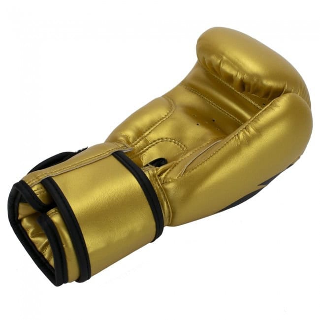 Deze afbeelding toont de binnenkant van de Super Pro Talent bokshandschoenen voor kinderen in goud. De handschoenen zijn voorzien van ventilatiegaatjes voor een betere luchtcirculatie en comfort tijdens het trainen. Het materiaal is soepel en duurzaam, met een brede klittenbandsluiting die zorgt voor een stevige en veilige pasvorm rondom de pols. Deze handschoenen bieden optimale bescherming en comfort voor jonge vechters tijdens hun bokstraining.