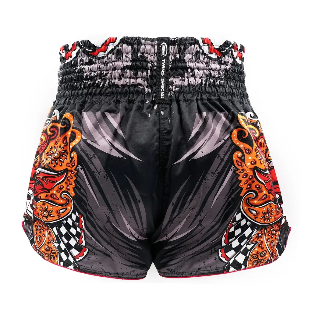 Twins Muay Thai shorts zwart rood met traditioneel design en brede tailleband