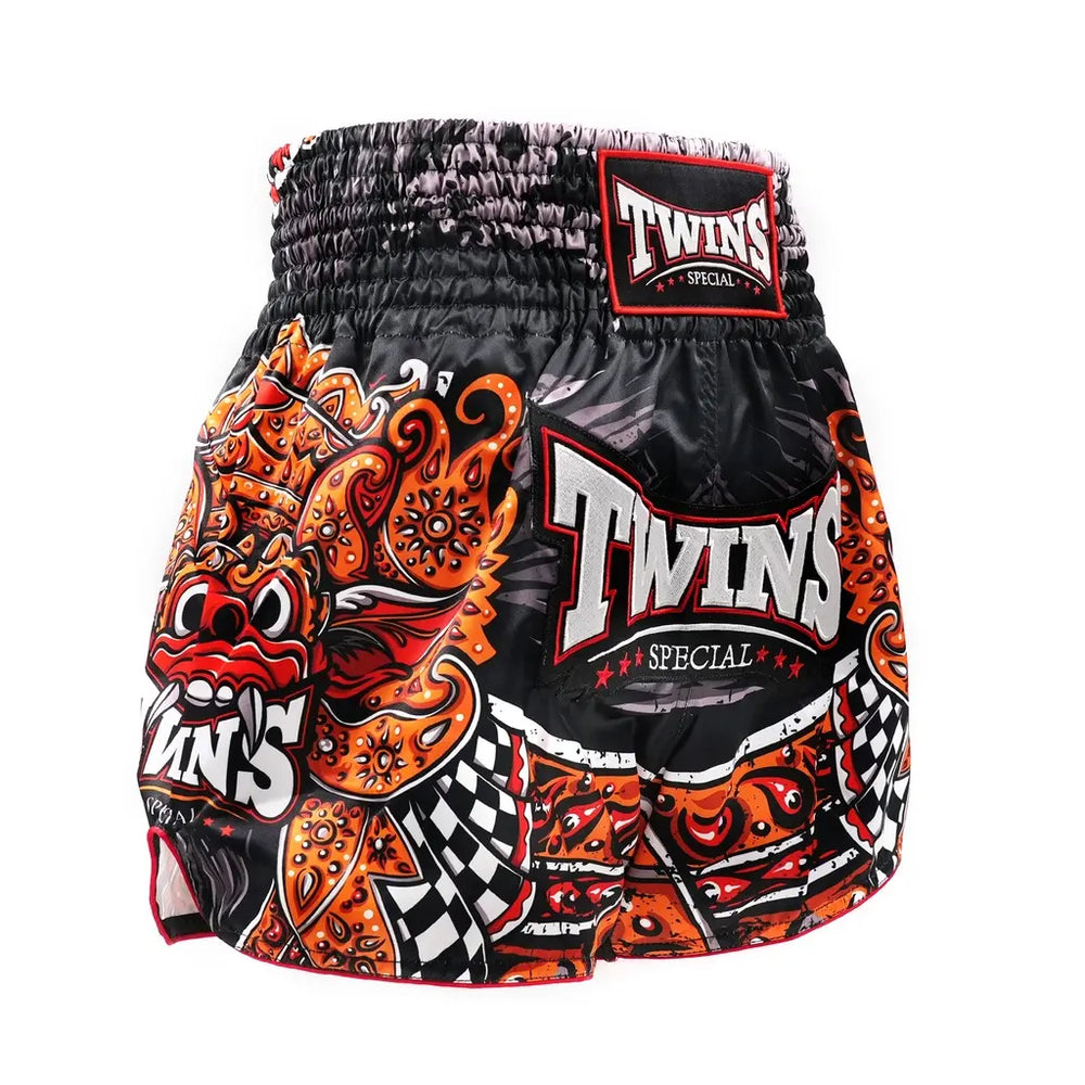 Zijkant van Twins Muay Thai shorts met grafisch patroon en optimale bewegingsvrijheid