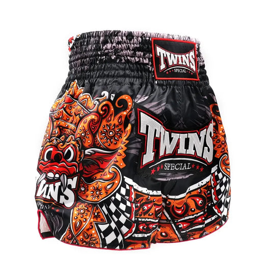 Zijkant van Twins Muay Thai shorts met grafisch patroon en optimale bewegingsvrijheid