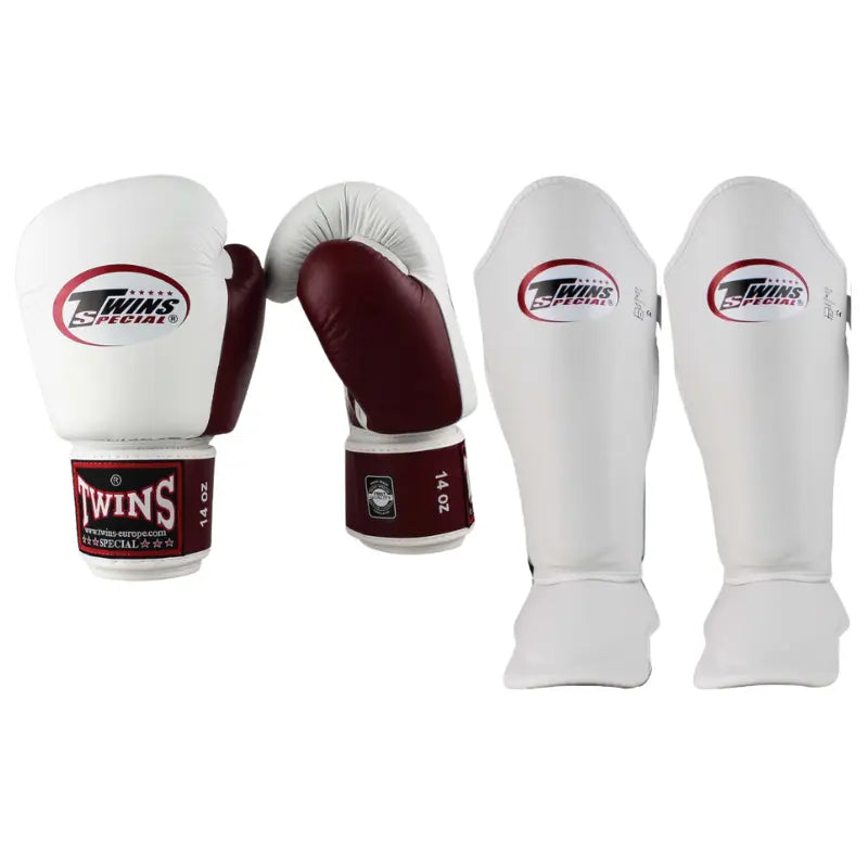 Twins Special kickboksset BGVL-3 in de kleur wit met bordeauxrode handpalm op de handschoenen. De set bestaat uit bokshandschoenen (14oz) en bijpassende witte scheenbeschermers