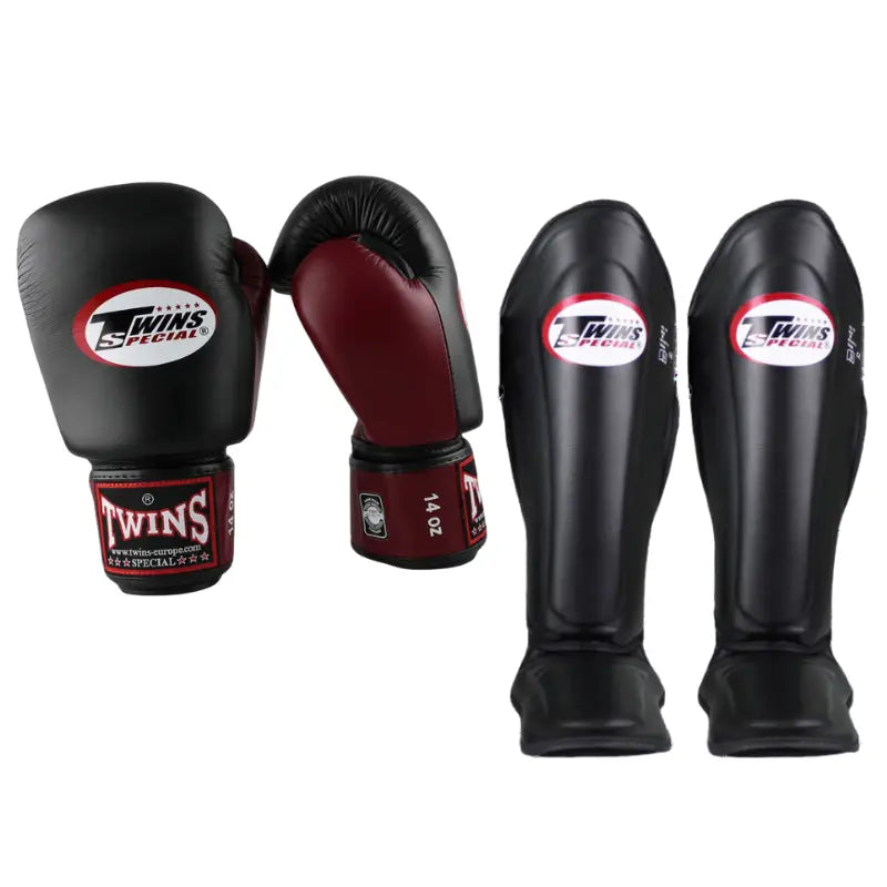 Twins Special kickboksset BGVL-3 in de kleur zwart met bordeauxrode (wijnrode) handpalm. De set bestaat uit bokshandschoenen (14oz) en bijpassende scheenbeschermers
