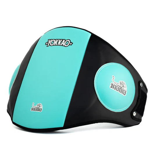 okkao buikbeschermer in turquoise en zwart voor intensieve Muay Thai training