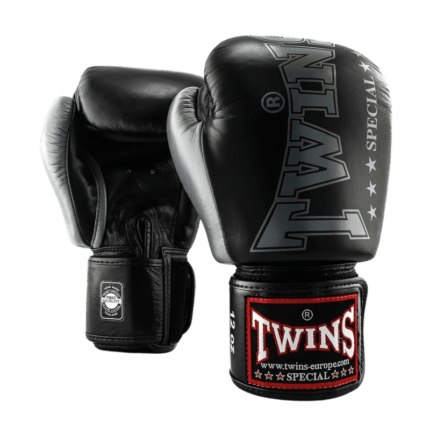 Zwart Twins bokshandschoenen BGVL 8 met een groot wit Twins Special-logo op de bovenzijde van de pols en de maataanduiding '12 oz'.
