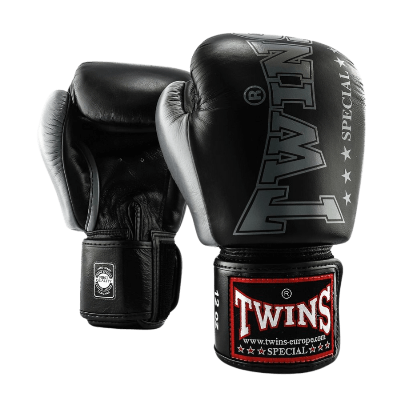 Zwart Twins bokshandschoenen BGVL 8 met een groot wit Twins Special-logo op de bovenzijde van de pols en de maataanduiding '12 oz'.
