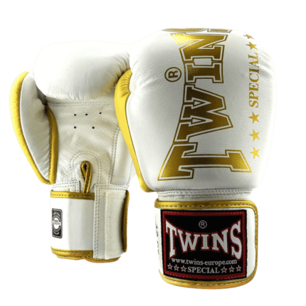 Witte Twins bokshandschoen BGVL 8 met gouden TWINS logo op de bovenkant en witte padding bij de pols.