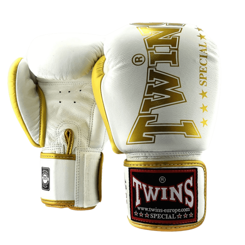 Witte Twins bokshandschoen BGVL 8 met gouden TWINS logo op de bovenkant en witte padding bij de pols.