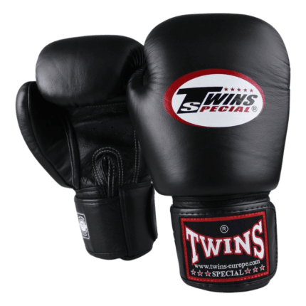 Paar zwarte Twins BGVL 3 bokshandschoenen met prominente Twins Special logo's en rode accenten op de pols.