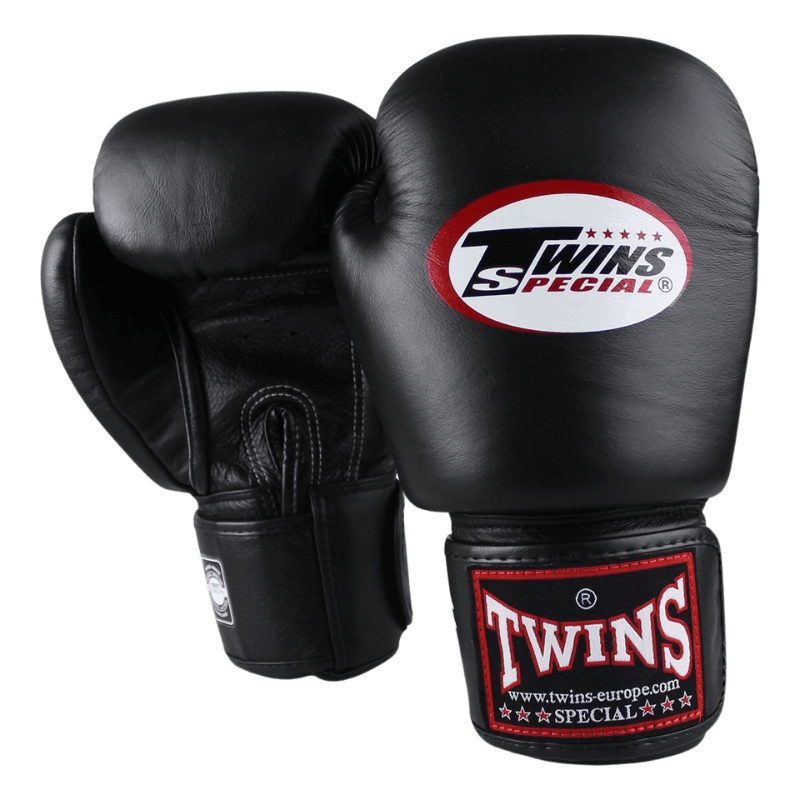 Paar zwarte Twins BGVL 3 bokshandschoenen met prominente Twins Special logo's en rode accenten op de pols.